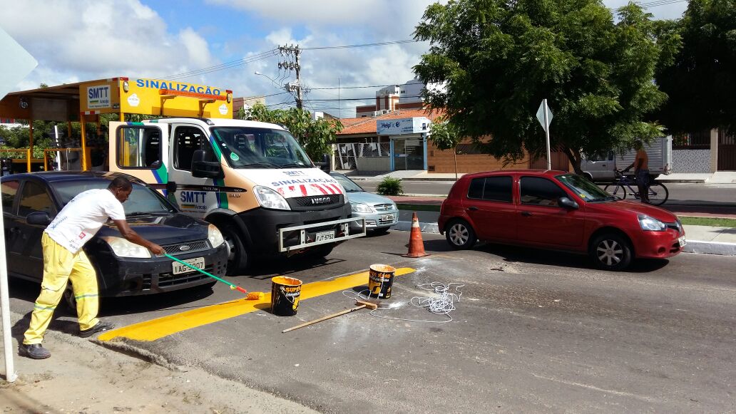 Faixas de pedestres e redutores de velocidades da Avenida Canal 4 no Augusto Franco são revitalizadas - SMTT Aracaju
